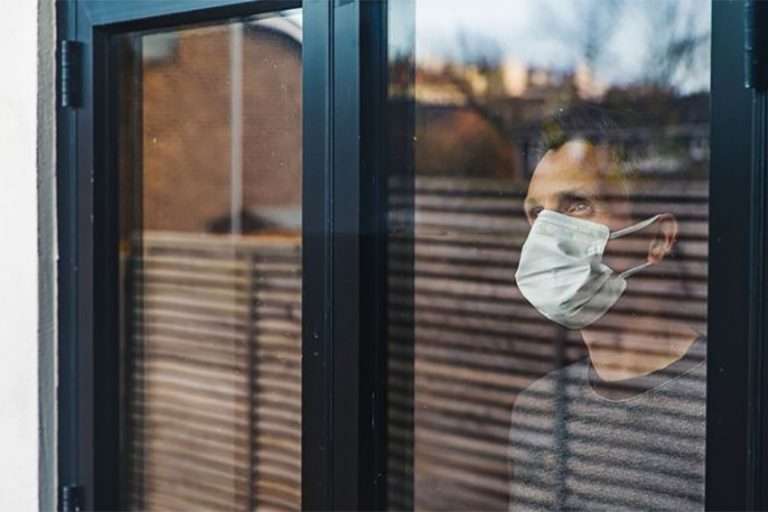 les associations demandent un confinement plus strict