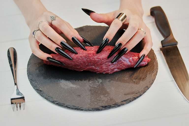 DES MICROORGANISMES SOUS LES ONGLES TRÈS LONGS