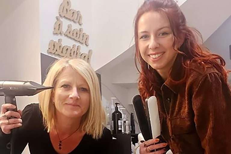 Une coiffeuse offre un an de coupe gratuites pour qu'on l'aide à recruter.