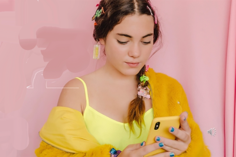 IA et beauté : les jeunes reviennent en magasin (étude)